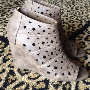 Like new! cutwork detail wedged ankle booties
